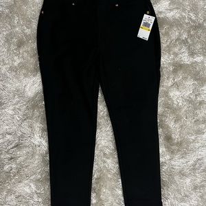 NWT MK pull on ankle length crop. Black. Pull Back pockets with MK charm.